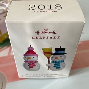 NWT Hallmark Snowmen Salt and Pepper Ornaments